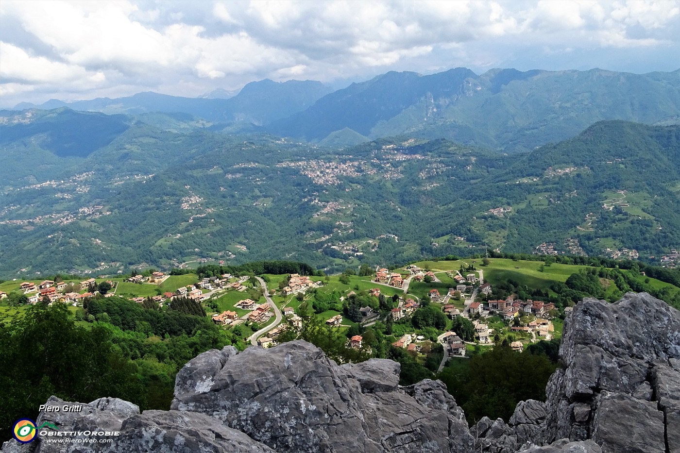 78 Bella vista su Valle Imagna e verso le Orobie.JPG